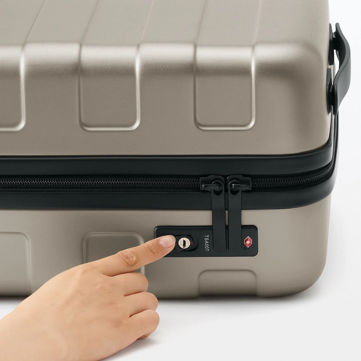 Hard Shell Suitcase - 20L (47cm) - Image 35