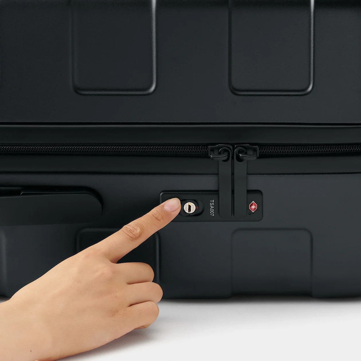 Hard Shell Suitcase - 75L (71.5cm) - Image 90