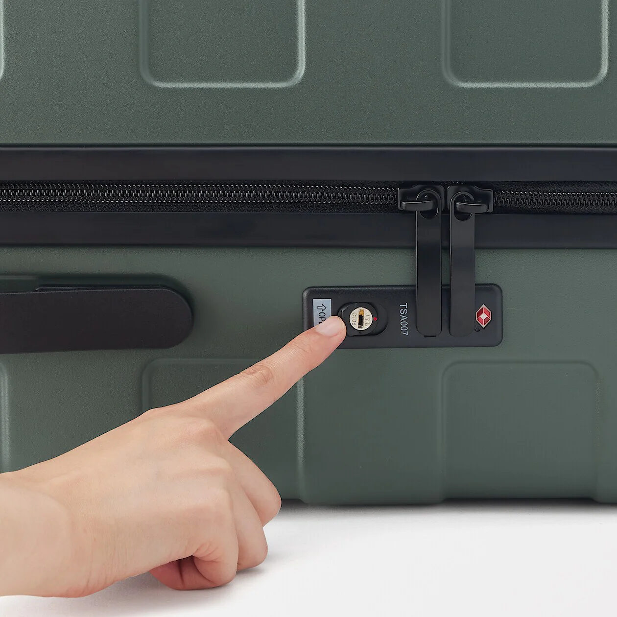 Hard Shell Suitcase - 75L (71.5cm) - Image 50