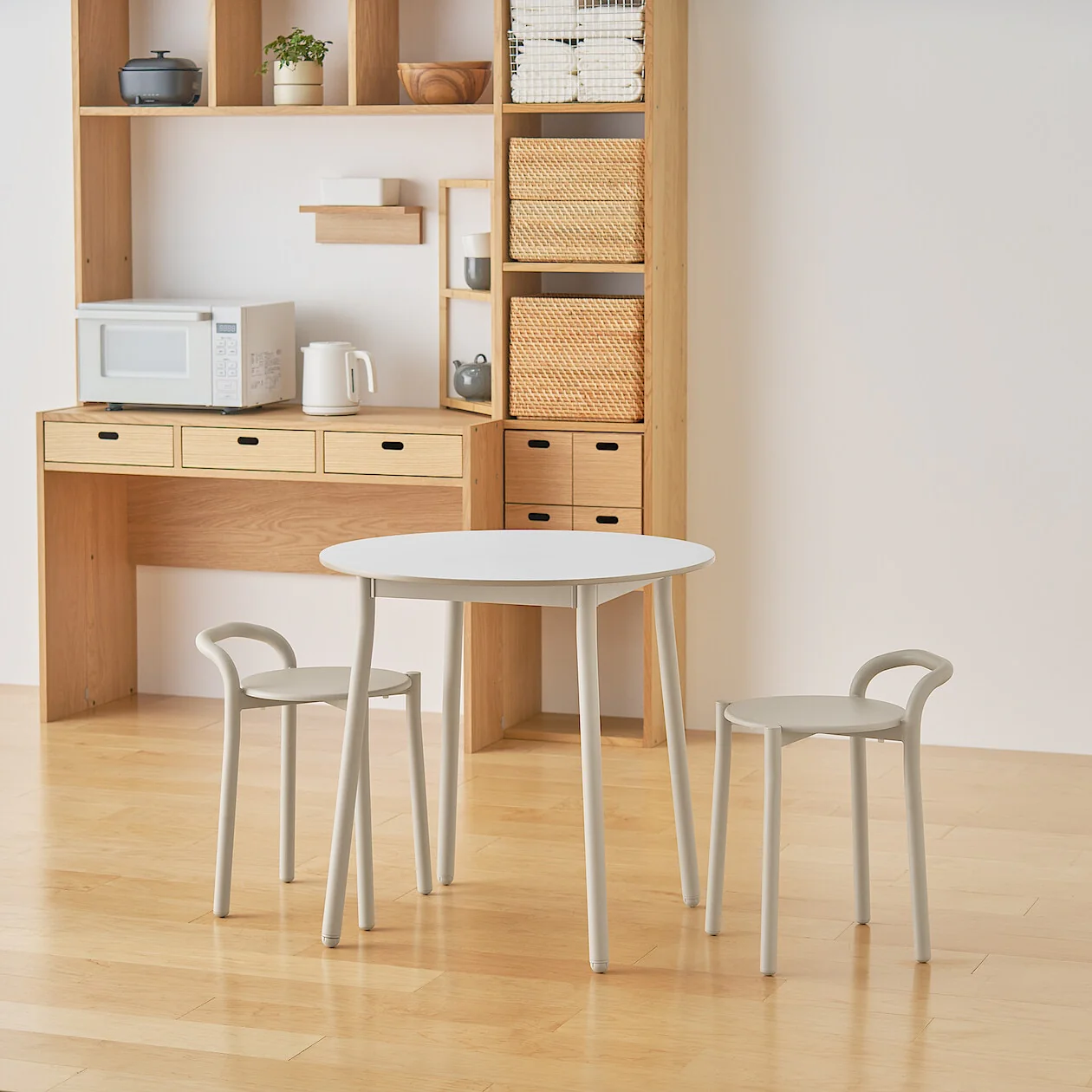 Indoor/Outdoor Round Table with Aluminium Legs